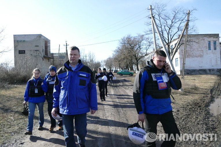 Замглавы миссии ОБСЕ в Украине А. Хуг посетил поселок Зайцево в Донецкой области