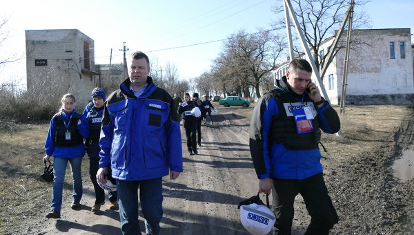 Замглавы миссии ОБСЕ в Украине Александр Хуг в поселке Зайцево. Архивное фото