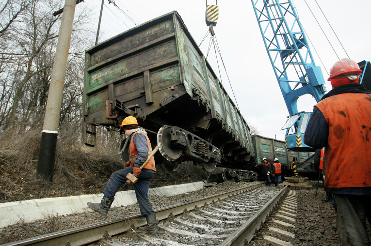 У станции Ясиноватая в Донецкой области в результате взрыва на железной дороге вагон сошел с рельсов