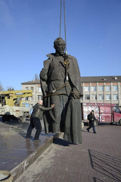 Памятник Дзержинскому был демонтирован в среду с одноименной площади в центре Днепродзержинска.