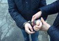Представители СБУ одели наручники на одного из задержанных в Днепропетровске взяточников
