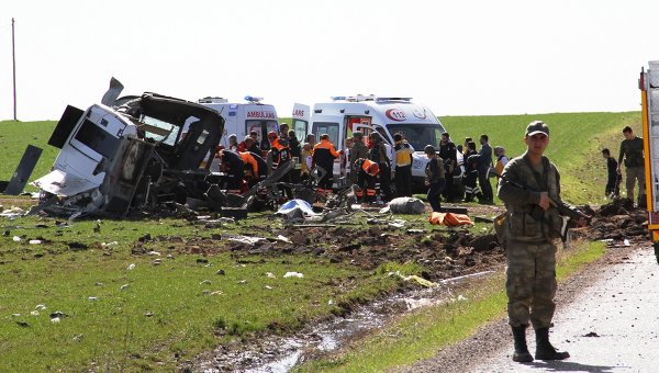 На месте взрыва на пути следования военного конвоя в турецкой провинции Диярбакыр