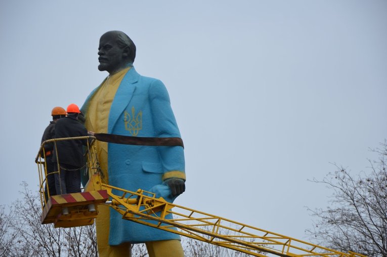 В Никополе демонтировали памятник Ленину