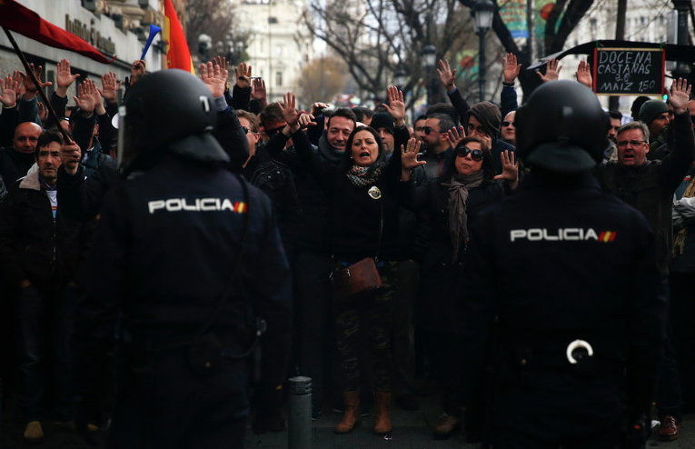 Испанские таксисты во время акции протеста в центре Мадрида, Испания