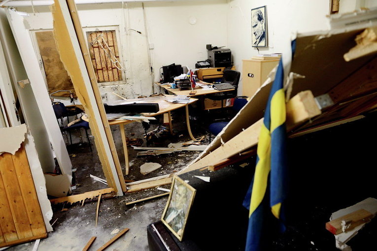 Поврежденный офис культурного центра Турции в Швеции