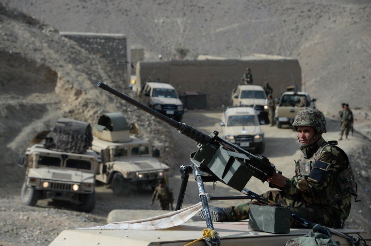 Патруль афганских сил безопасности в ходе операции против Исламского государства в провинции Нангархар