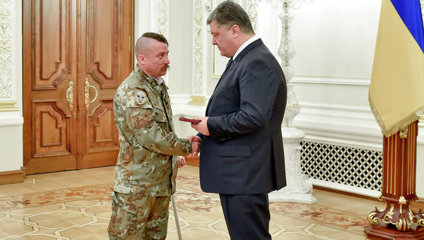 Президент Петр Порошенко наградил активистов, которые получили ранения во время Евромайдана