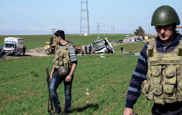 На месте подрыва военного конвоя в турецкой провинции Диярбакыр