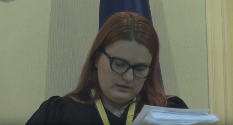 Судья Печерского райсуда Киева зачитывает решение суда о взятии Сергея Олейника под стражу