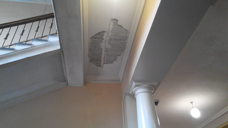 Во время сессии Запорожского горсовета рухнул потолок