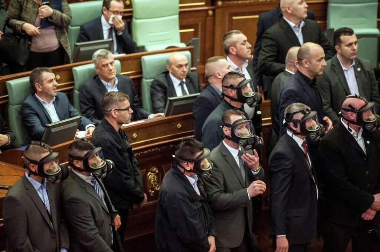 Депутаты после паузы из-за слезоточивого газа продолжили заседание