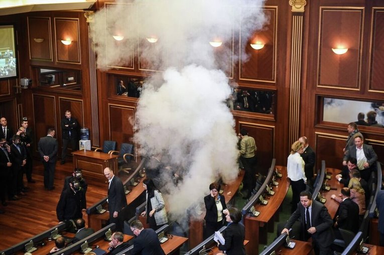 Депутаты после паузы из-за слезоточивого газа продолжили заседание
