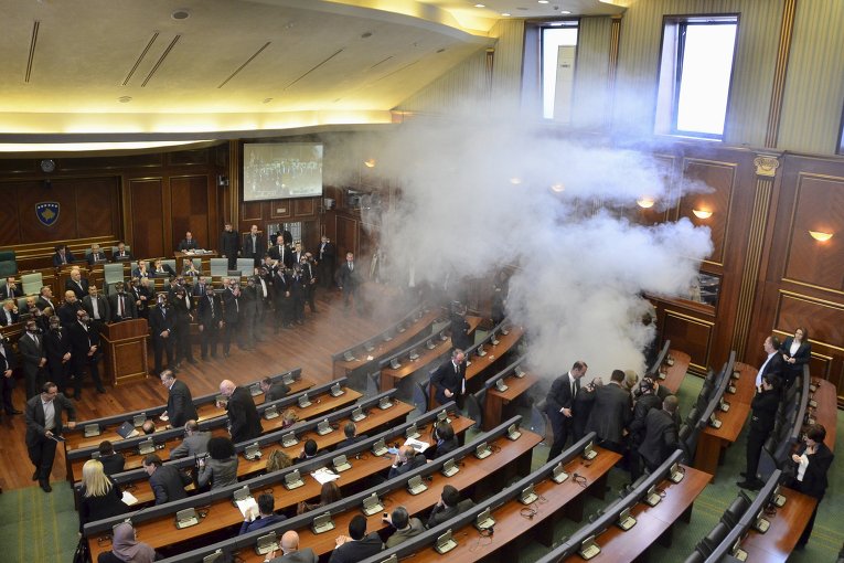 Оппозиционные политики вновь пустили слезоточивый газ в парламенте в Приштине, Косово