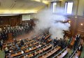 Оппозиционные политики вновь пустили слезоточивый газ в парламенте в Приштине, Косово