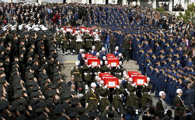 Похороны жертв терактов в турецкой Анкаре