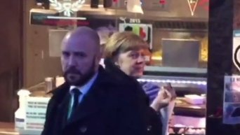 Ангела Меркель в фастфуде