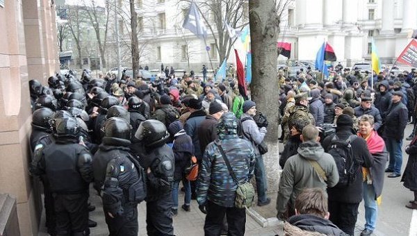 В Киеве офис Ахметова забросали камнями
