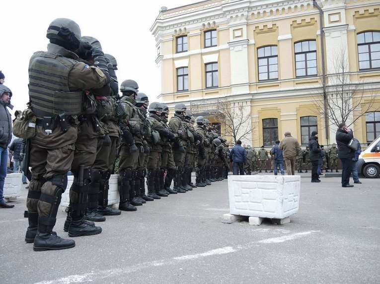Протестующие в Киеве закидали камнями офис Ахметова, Альфа-банк и Сбербанк России