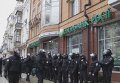 Представители ОУН забросали камнями офис Сбербанка России