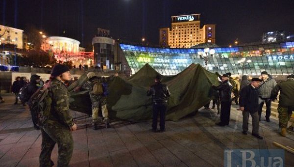 Активисты установили первые палатки на Майдане