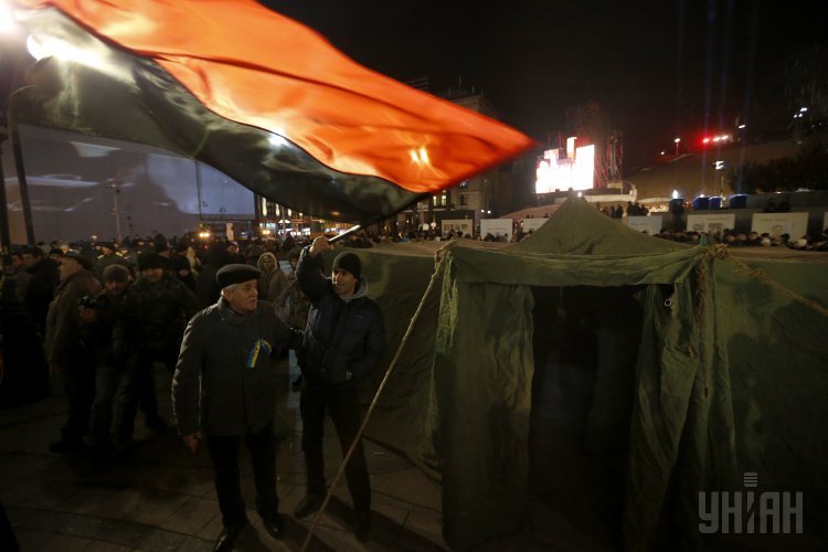 На Майдане начали устанавливать палатки