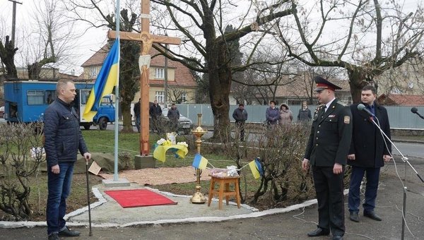 Освящение креста на уже переименованной площади имени героя АТО Виталия Постолаки в Ужгороде