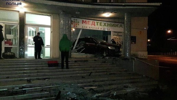 Mercedes-Benz МL, влетевший в витрину магазина в Одессе, уходя от погони