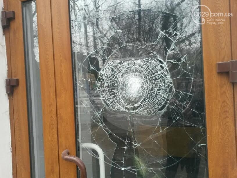 Окна мариуполь. Дверь с разбитым стеклом. Окна выбитые стекла Донбас.