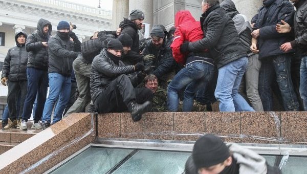 Драка между сторонниками и противниками установки палаток на Майдане Незалежности