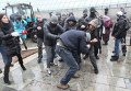 Драка между сторонниками и противниками установки палаток на Майдане Незалежности