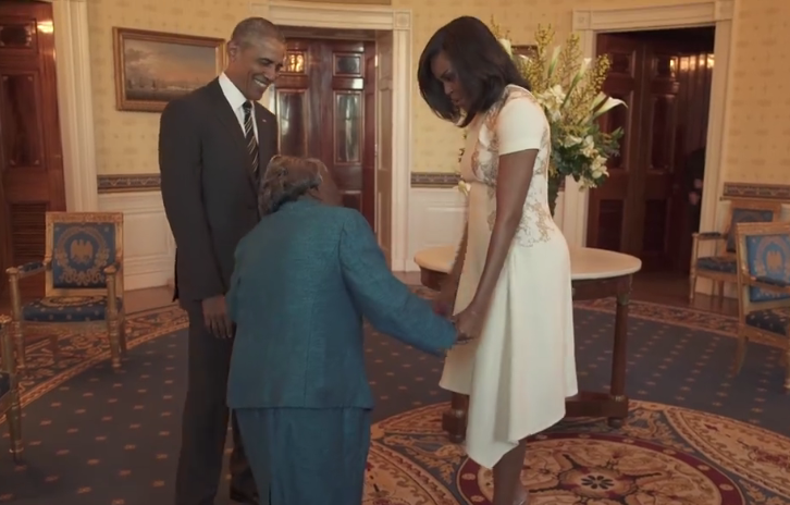 Обама станцевал со 106-летней старушкой. Скриншот