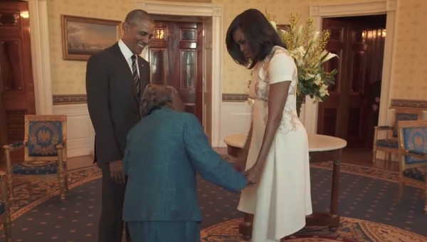 Обама станцевал со 106-летней старушкой. Видео