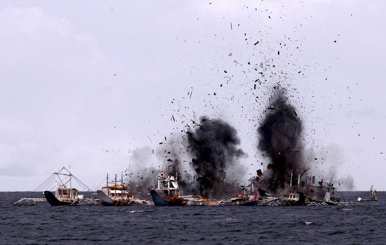 Уничтожение рыболовецких лодок в Индонезии