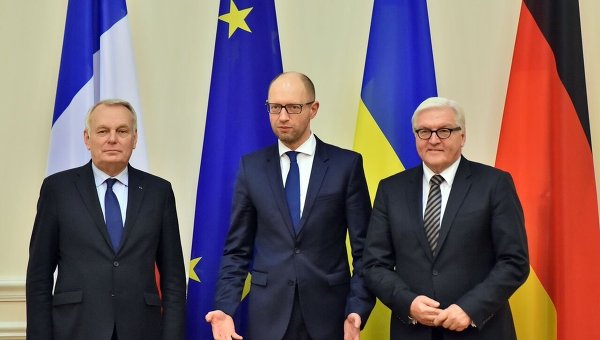 Глава МИД Франции Жан-Марк Эйро, премьер-министр Украины Арсений Яценюк и глава МИД Германии Франк-Вальтер Штайнмайер.