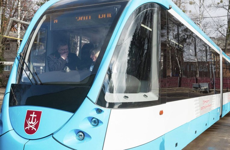 Порошенко поделился впечатлениями после испытания нового трамвая в Виннице