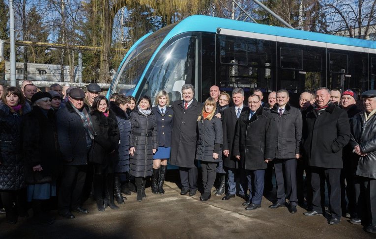 Порошенко поделился впечатлениями после испытания нового трамвая в Виннице