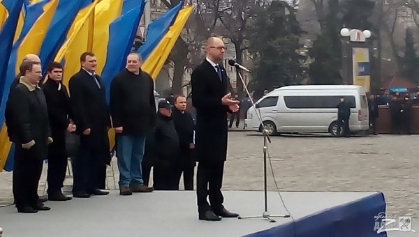 Арсений Яценюк выступает перед патрульными в Харькове