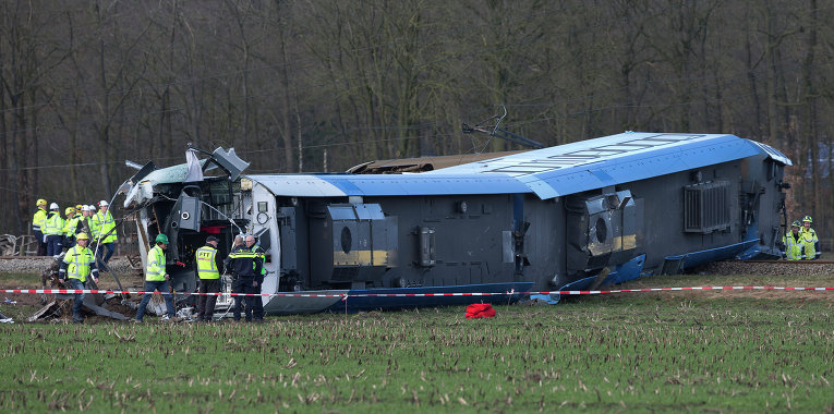 Пассажирский поезд во вторник утром сошел с рельсов в Нидерландах после столкновения с краном, один человек погиб, несколько получили ранения.