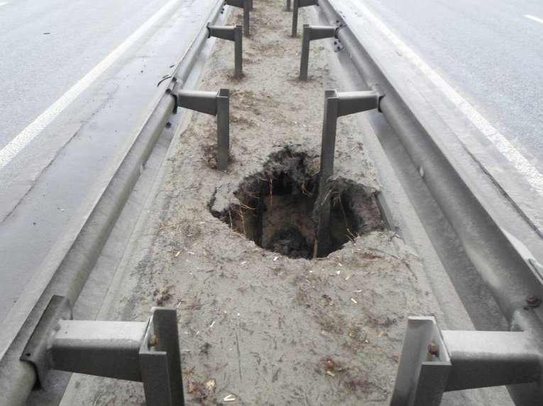 На проспекте Бажана в Киеве провалилась часть дороги