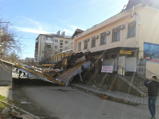 В Феодосии ураганный ветер сорвал с гостиницы крышу