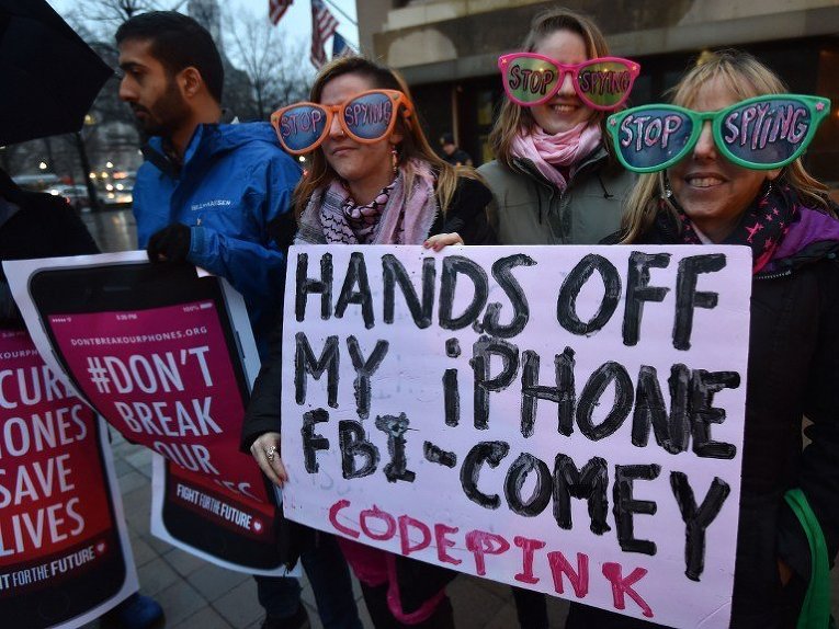 Основатель корпорации Microsoft Билл Гейтс поддержал ФБР, которое требует от Apple взломать iPhone человека, причастного к убийству 14 человек в Сан-Бернардино. На фото - протестующие против взлома и обнародования данных.