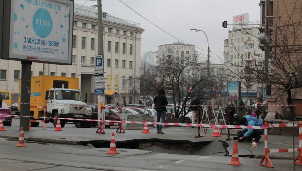 Провал асфальта в центре Киева