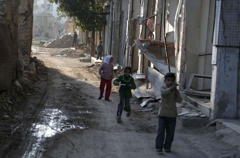 Сирийские дети играют на восточной окраине Дамаска