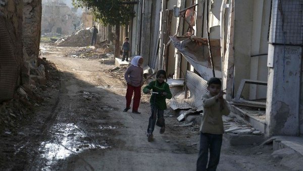 Сирийские дети играют на восточной окраине Дамаска