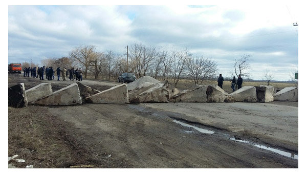 Жители Николаевской области перекрыли трассу