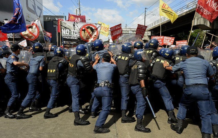 Столкновения полиции и протестующих в Маниле