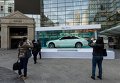 Пешеходы делать снимки нового Cadillac CT6, погруженного в гигантский аквариум в Шанхае