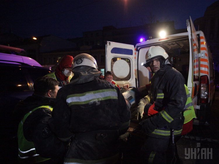 Спасатели на месте обрушения в Киеве