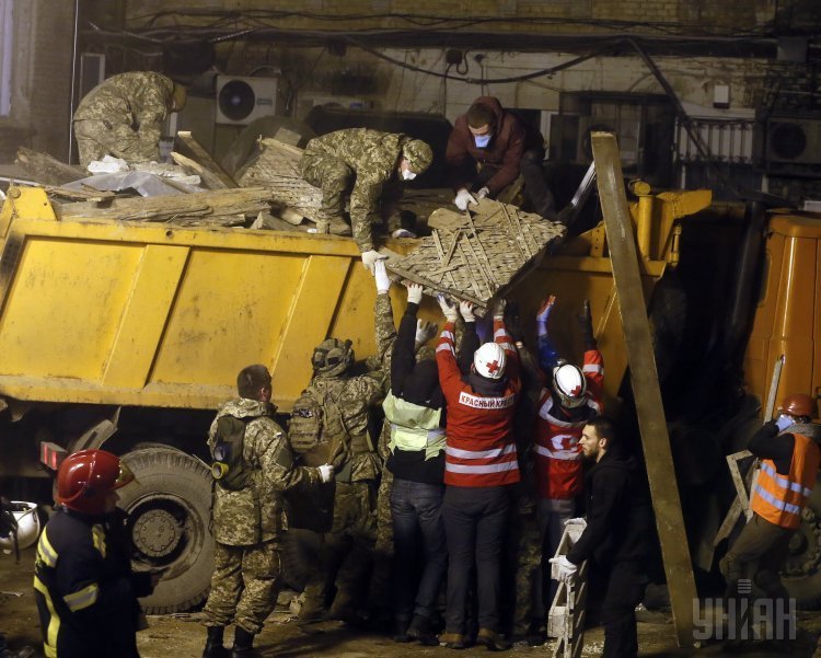 Разбор завалов на месте обрушения дома в центре Киева