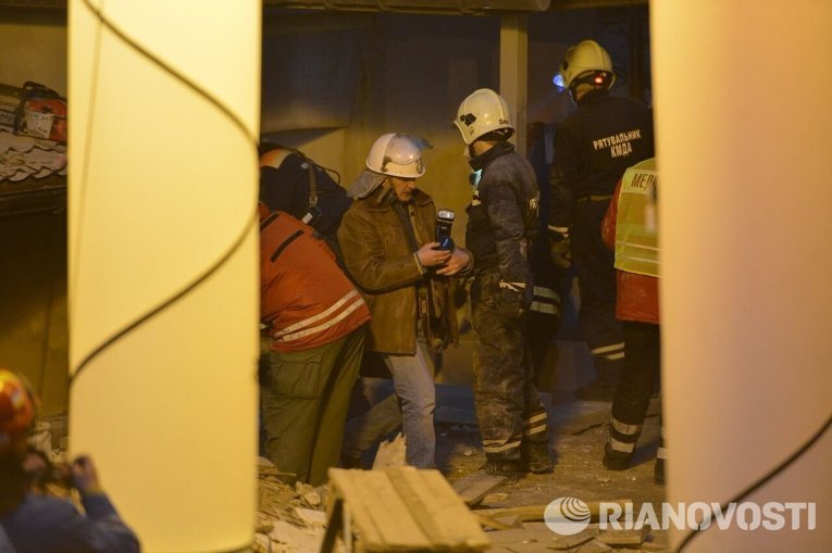 Спасательные работы на месте рухнувшего дома по ул. Хмельницкого